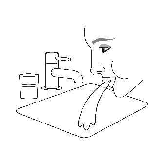 Persona che lava le mani sotto il rubinetto con acqua corrente e asciugatura con un asciugamano bianco