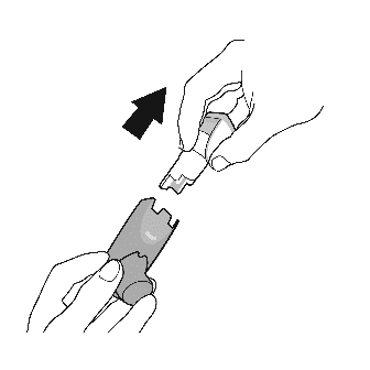 Mano che inserisce un dispositivo pre-riempito in un altro dispositivo di connessione con freccia direzionale indicante l