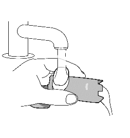 Boccaglio collegato a un dispositivo con tubo flessibile e maschera facciale che copre naso e bocca