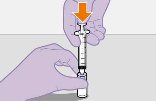 Mano guantata viola che tiene una siringa con ago rivolto verso il basso e indicatore graduato visibile