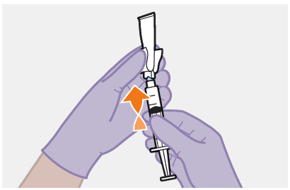 Mani con guanti viola che tengono una siringa preriempita con ago trasparente e una freccia arancione indica la direzione