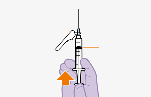 Mano che tiene una siringa preriempita con ago inserito, freccia arancione indica la posizione di iniezione sottocutanea