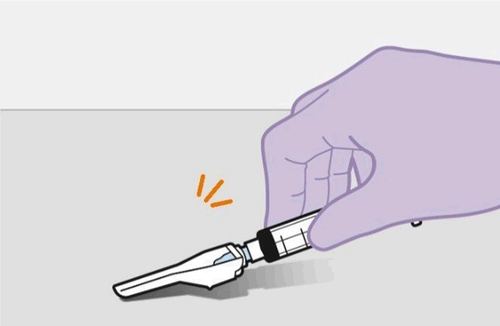 Mano con guanto viola che tiene una siringa con ago inserito nella pelle, con indicazione di pressione e punto di iniezione