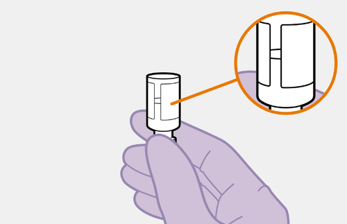 Mano con guanto viola che tiene un dispositivo medico bianco con un ingrandimento circolare che mostra i dettagli del meccanismo interno