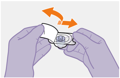 Mani con guanti viola che aprono un cerotto medicinale rotondo con freccia arancione che indica la direzione di rimozione