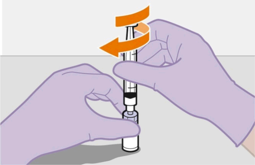 Mani con guanti viola che tengono una siringa e una fiala, frecce arancioni indicano il movimento di inserimento del farmaco