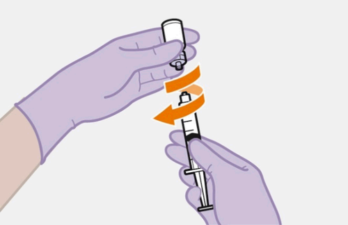 Mano con guanto viola che tiene una siringa e un flacone collegati da un adattatore arancione con frecce direzionali