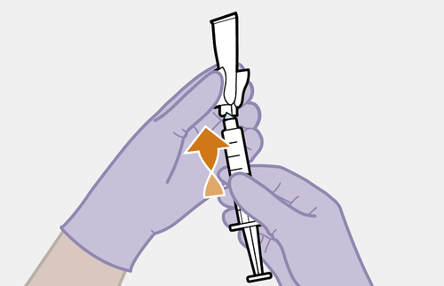 Mano con guanto che tiene una siringa e un adattatore arancione per l