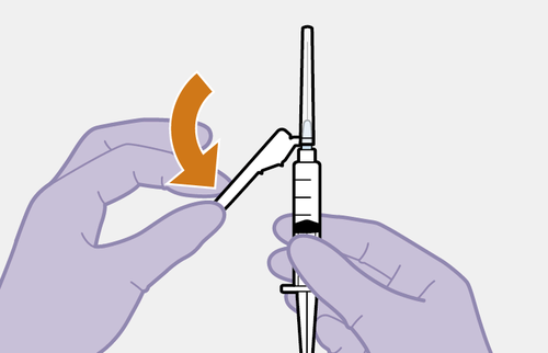 Mano con guanto viola che tiene una siringa e rimuove il cappuccio protettivo dell