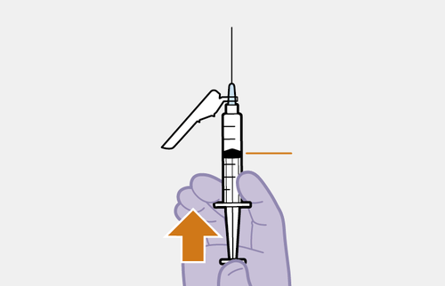 Mano che tiene una siringa preriempita con farmaco, ago inserito e freccia arancione che indica la direzione di iniezione
