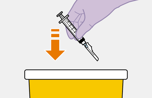 Siringa con ago che punta verso il basso sopra un contenitore giallo, freccia arancione indica la direzione