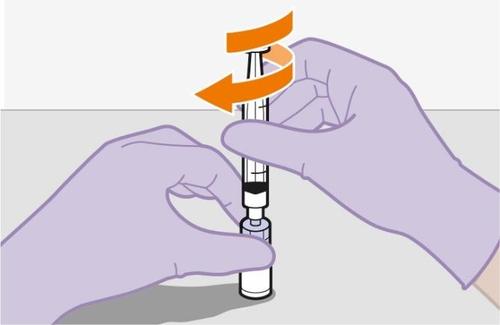 Mani con guanti viola che ruotano un dispositivo penna iniettabile trasparente con frecce arancioni che indicano la rotazione