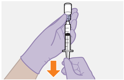 Mano guantata che tiene una siringa con ago, freccia arancione indica la direzione verso il tappo da rimuovere per l