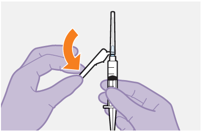 Mano con guanto viola che tiene una siringa e rimuove il cappuccio protettivo dell