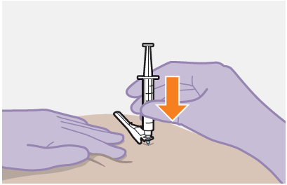 Mano con guanto viola che tiene una siringa con ago inserito nella pelle beige freccia arancione indica la direzione dell