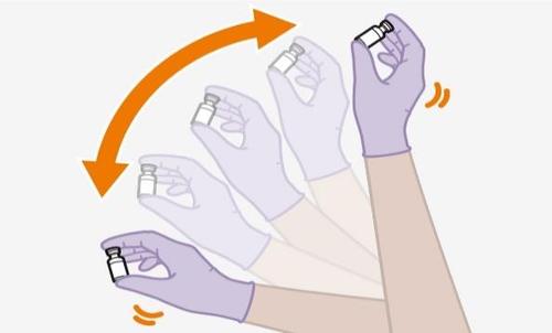 Mano con guanto viola che agita una fiala medicinale trasparente ripetutamente mostrata in diverse posizioni per indicare il movimento