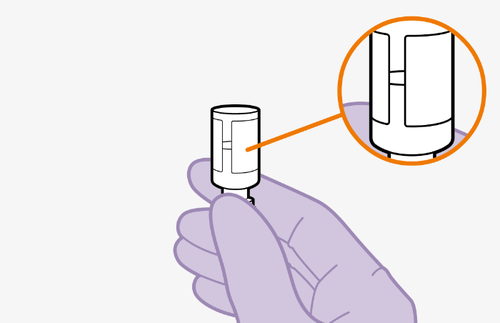 Mano che tiene un dispositivo medico cilindrico bianco con un