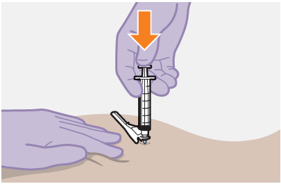 Mano con guanto viola che tiene una siringa e inserisce l