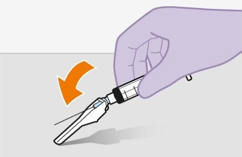 Mano con guanto che tiene una siringa, ago inserito con freccia arancione che indica la direzione di iniezione sottocutanea