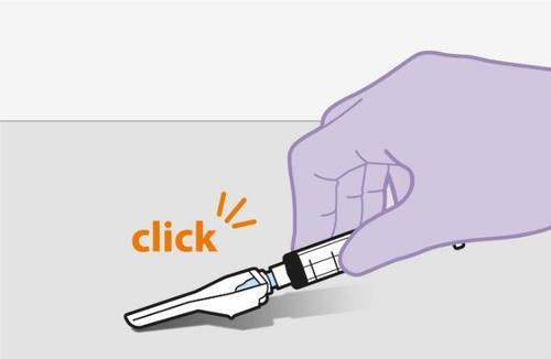 Mano con guanto viola che applica un dispositivo medico sottocutaneo con ago e indicazione sonora &ldquo;click&rdquo;