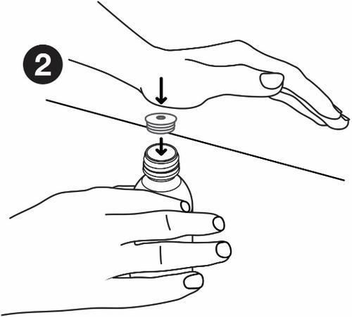 Mano che tiene il tappo avvitato su una fiala, freccia nera indica la direzione di rimozione del tappo stesso