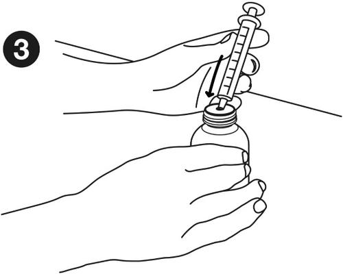 Mano che tiene una siringa collegata a una fiala, con freccia che indica la direzione di aspirazione del liquido medicinale