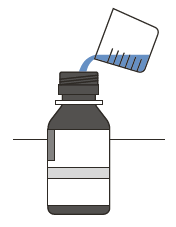 Liquido blu che viene versato da un bicchiere in un flacone farmaceutico scuro con etichetta bianca