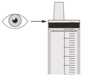 Occhio stilizzato che guarda una siringa trasparente graduata con stantuffo nero e indicazioni di volume laterali