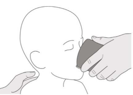 Mano che applica un cerotto medicato sul naso di un volto stilizzato con contorno di orecchio e mento visibili