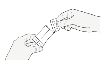 Mani che preparano un dispositivo medico pre-riempito rimuovendo il cappuccio protettivo trasparente