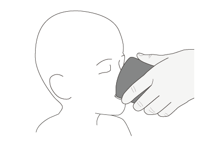 Mano che applica un inalatore nasale al paziente con contorno testa e orecchio visibili