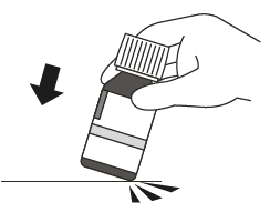 Mano che inclina e versa il contenuto di un flaconcino farmaceutico su una superficie orizzontale con freccia direzionale