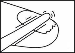 Dito che ruota un dispositivo bianco a forma di capsula con una punta dentellata per l