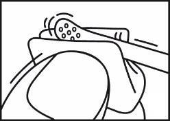 Mano che applica un cerotto adesivo sulla pelle dopo un