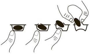 Mani che estraggono due capsule ovali da un blister trasparente con quattro scompartimenti