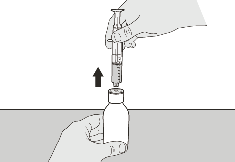 Mano che tiene una siringa sopra un flacone medicinale, freccia nera indica direzione di iniezione nel tappo del flacone