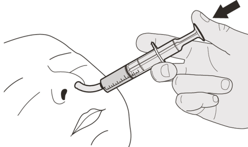 Mano che tiene una siringa con ago inserito nella pelle, freccia nera indica la direzione dell