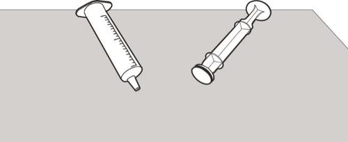 Due siringhe sterili con aghi, una più grande e una più piccola, su sfondo grigio chiaro
