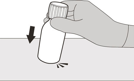 Mano che tiene una fiala medicinale con tappo grigio sopra una superficie chiara freccia nera indica la fiala