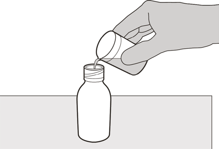 Mano che versa un contenuto da un flacone aperto in un vasetto di vetro su una superficie piana