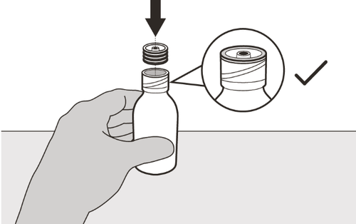 Mano che tiene un flacone medicinale con tappo a vite e ingrandimento sul meccanismo di chiusura a pressione