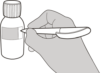 Mano che tiene una fiala di vetro con tappo e un ago imbevuto nel liquido contenuto all