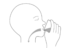 Profilo di una testa con mano che tiene un inalatore posizionato in bocca e freccia che indica l