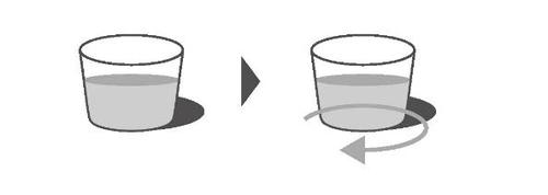 Due bicchieri cilindrici, uno con liquido e l