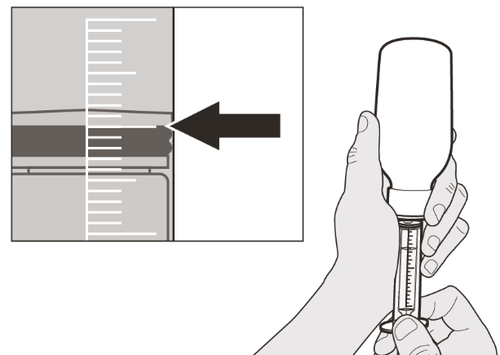 Mano che tiene una penna per iniezione con ago esteso e freccia che indica la piega cutanea per l