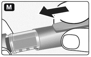 Siringa precompilata con ago parzialmente inserito e freccia nera che indica la direzione di iniezione con una mano che la sostiene