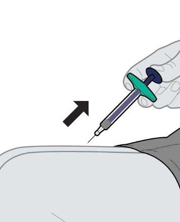 Mano che tiene una siringa con ago inserito nella pelle, freccia nera indica la direzione dell