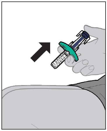 Siringa preriempita con ago inserito nella pelle, freccia nera indica la direzione di iniezione, mano che sostiene il dispositivo
