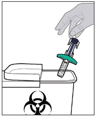 Mano che posiziona una siringa usata in un contenitore per rifiuti speciali con simbolo di rischio biologico visibile