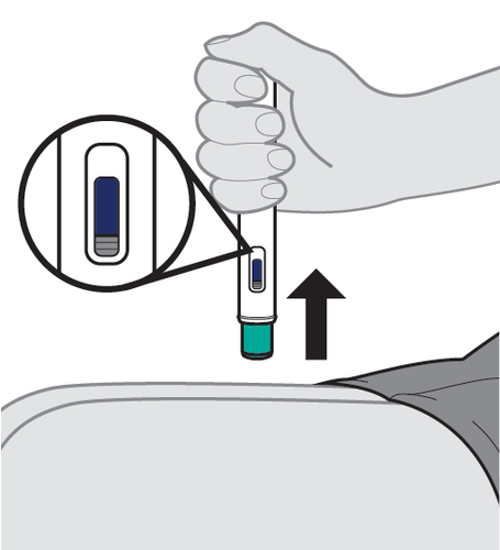 Mano che tiene un iniettore precompilato con ago inserito nella pelle e lente d